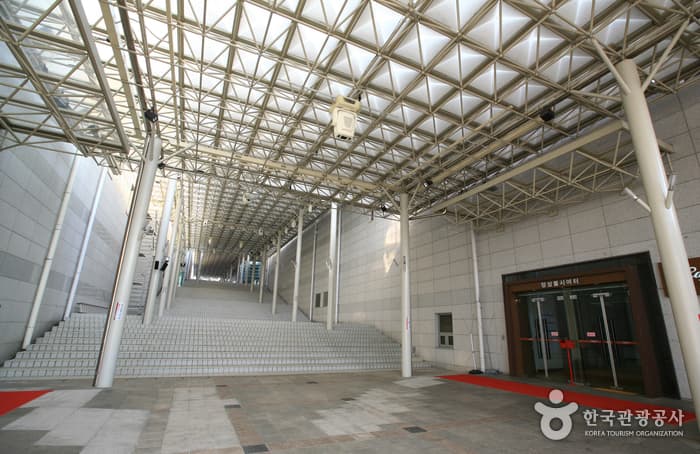 Seongnam Arts Center (성남아트센터)