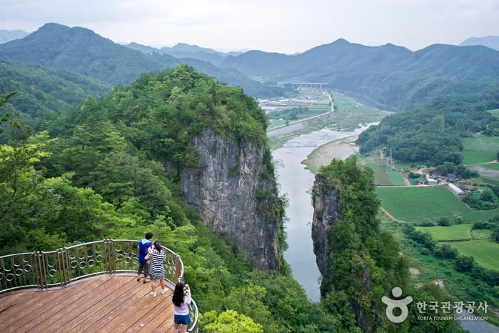 Seondol Cliff [National Geopark] (선돌 (강원고생대 국가지질공원))