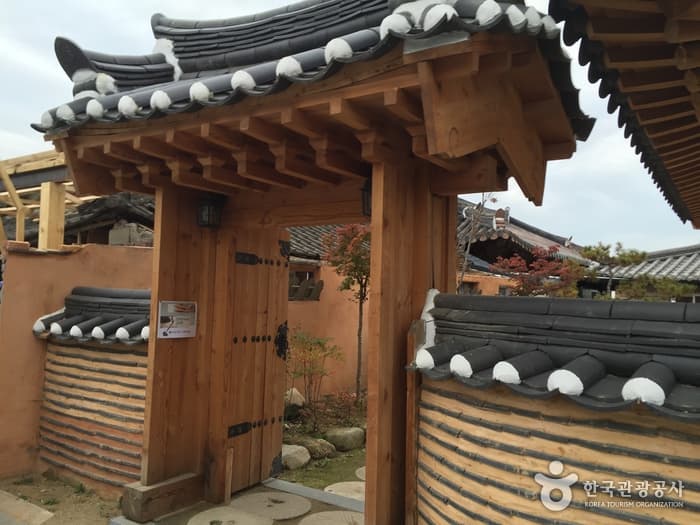 Jeonju Traditional Hanji Center (전주전통한지원)