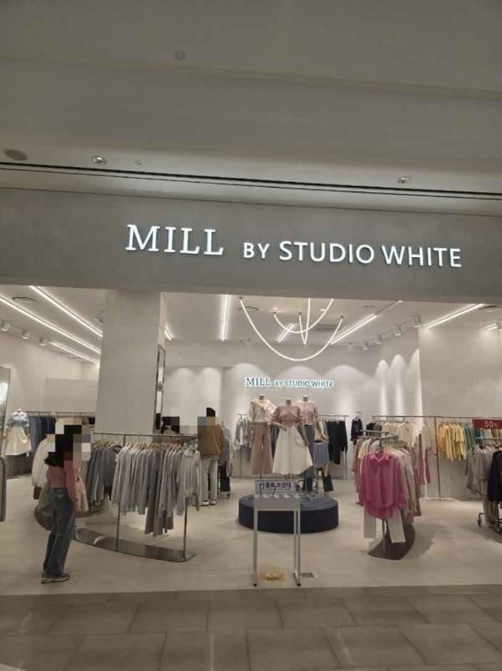 Studio White [Tax Refund Shop] (스튜디오 화이트)