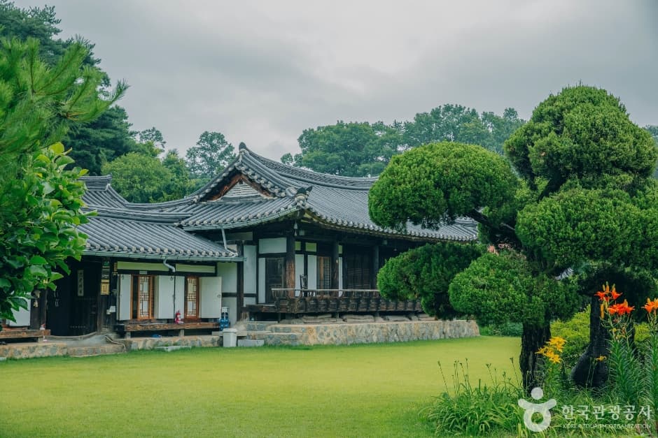 Hakbongjongtaek (학봉종택)