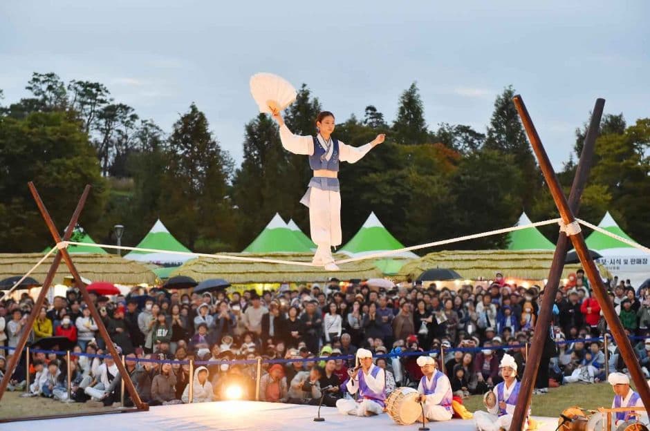 Anseong Namsadang Baudeogi Festival (안성맞춤 남사당 바우덕이축제)