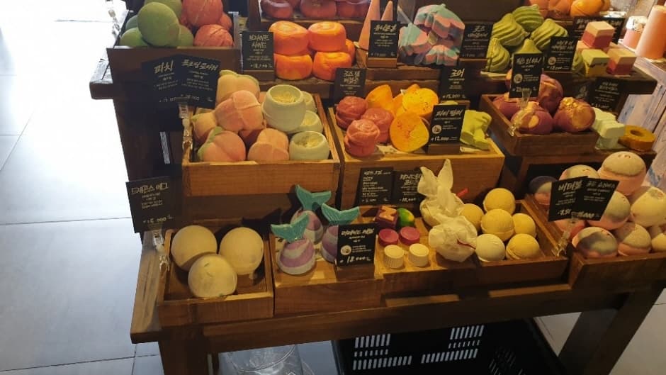 Lush Korea - Gyeongnidangil Branch [Tax Refund Shop] (㈜러쉬코리아 경리단길점)