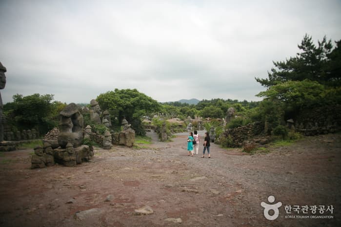 Geumneung Seokmulwon (Geumneung Rock Park)  (금능석물원)