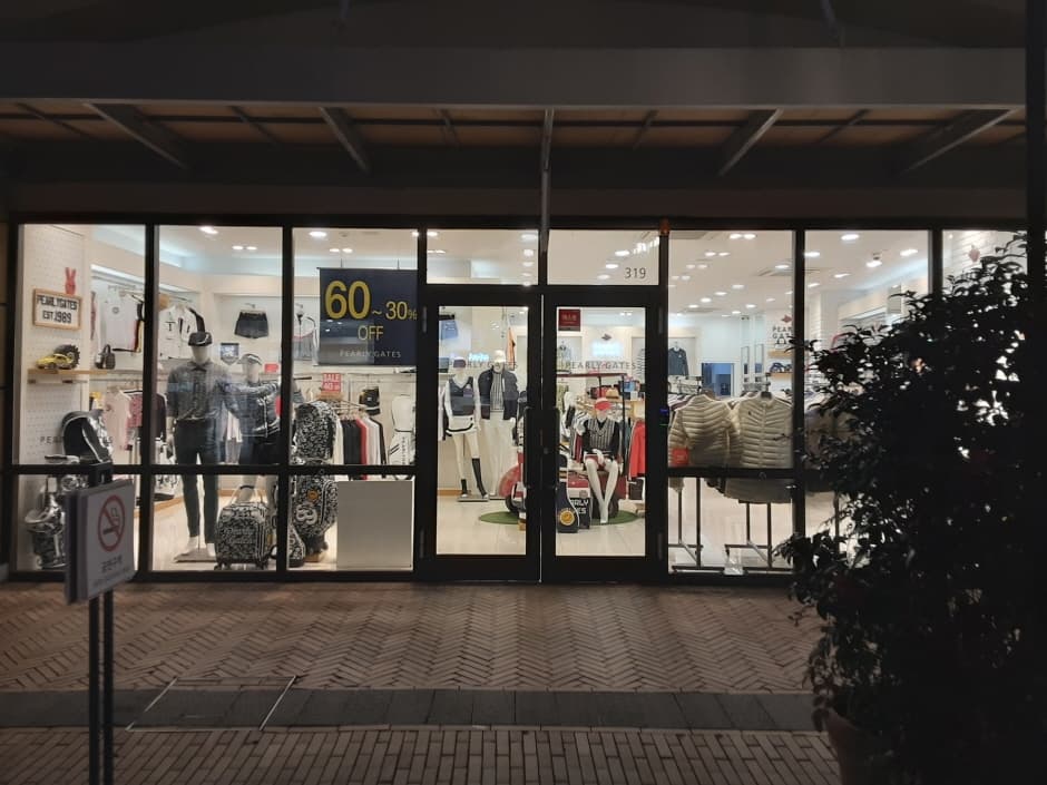 Creas F&C Pearly Gates - Shinsegae Busan Branch [Tax Refund Shop] (크리스 파리게이츠 신세계부산)