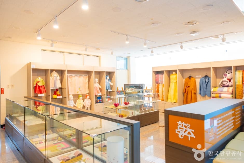 Hamchang Silk Museum (함창명주박물관)