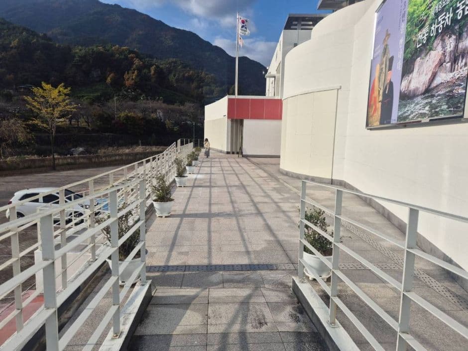 Hadong Tea Cultural Center (하동야생차문화센터)