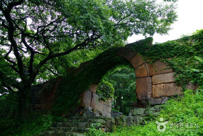 Chungcheong Suyeongseong Fortress in Boryeong (보령 충청수영성)