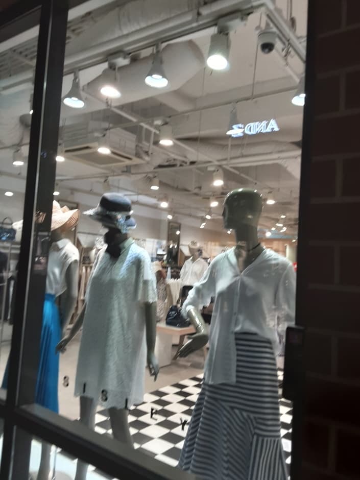 Sisley - Paju Premium Outlets Branch [Tax Refund Shop] (시슬리 신세계아울렛 파주점)