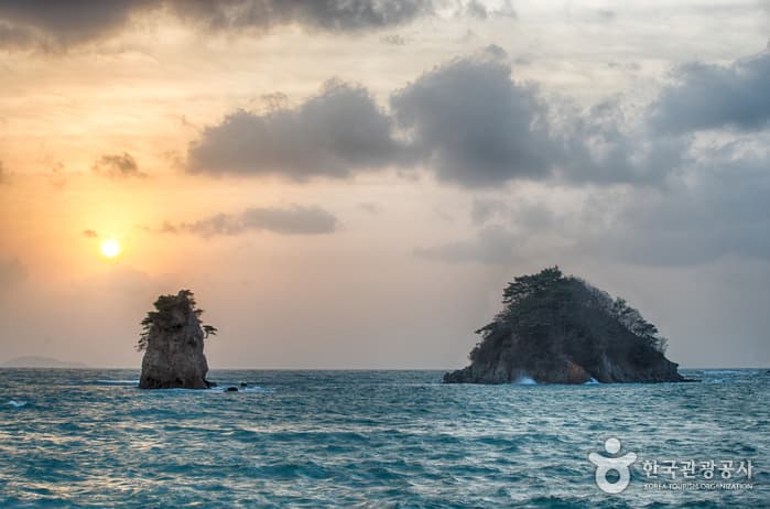 Kkotji Beach (꽃지해수욕장)