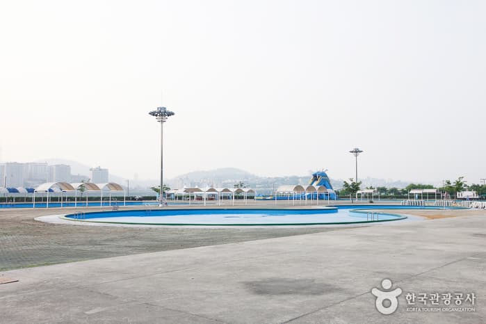 Jamwon Hangang Park Outdoor Swimming Pool (한강시민공원 잠원수영장(실외))