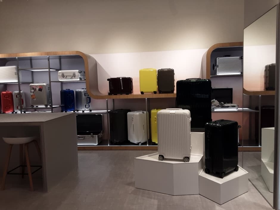 Rimowa - Lotte Department Store Avenuel World Tower Branch [Tax Refund Shop] (리모와 롯데백화점 에비뉴엘 월드타워점)