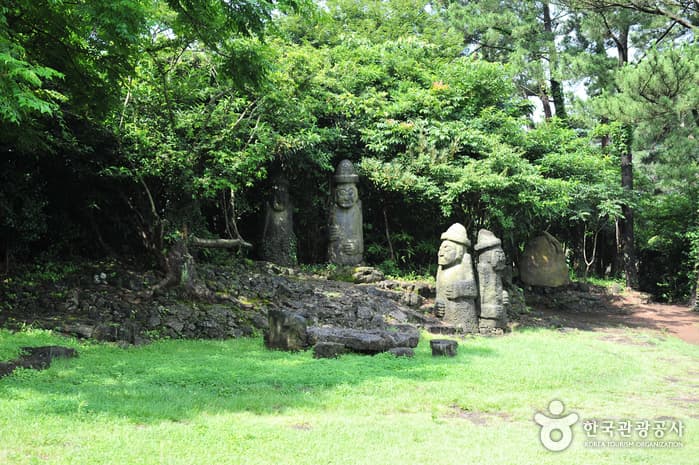 Dolhareubang Museum (돌하르방미술관)