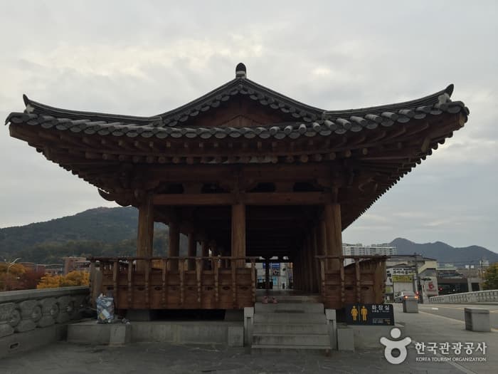 Namcheongyo Bridge Cheongyeonru (남천교 청연루)