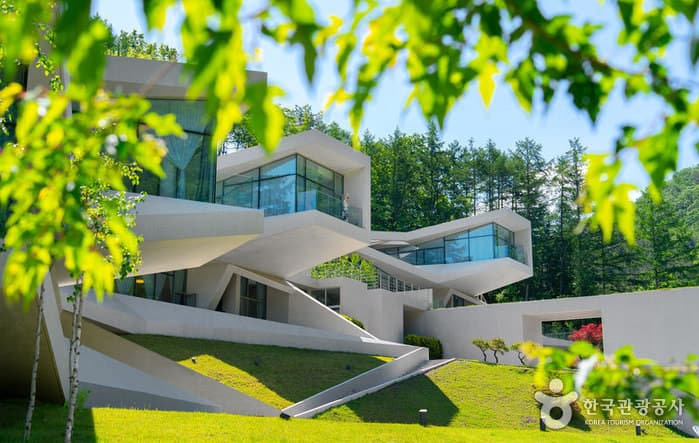 U Retreat (유리트리트)