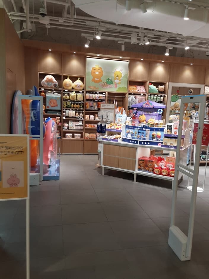 Kakao Friends - Young Plaza Myeong-dong Branch [Tax Refund Shop] (카카오프렌즈 영플라자명동)