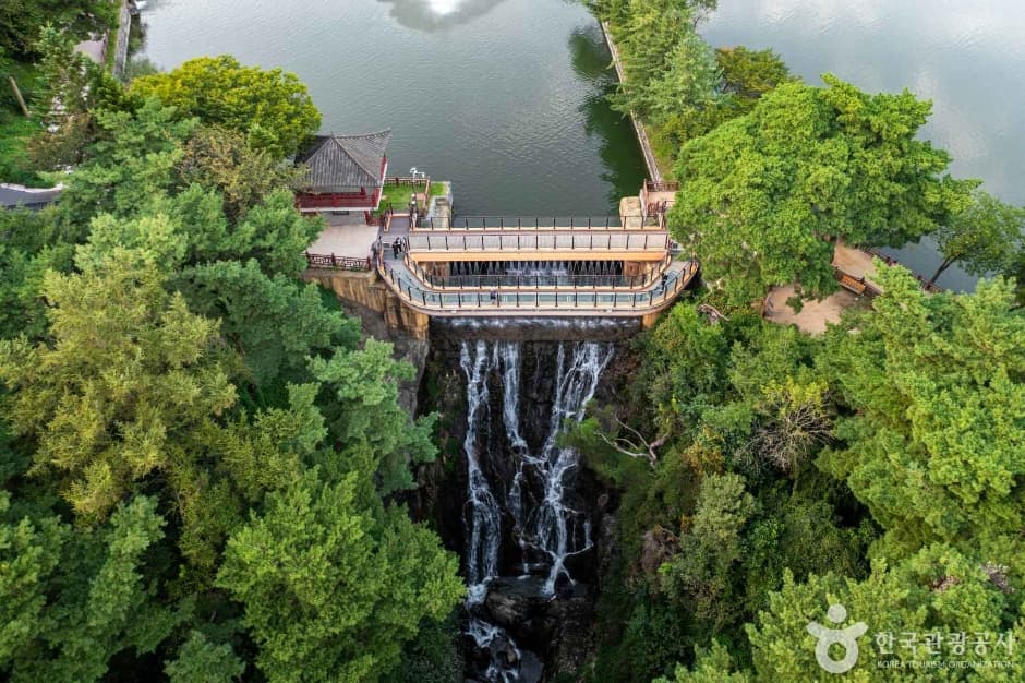 Uirimji Reservoir (제천 의림지와 제림)