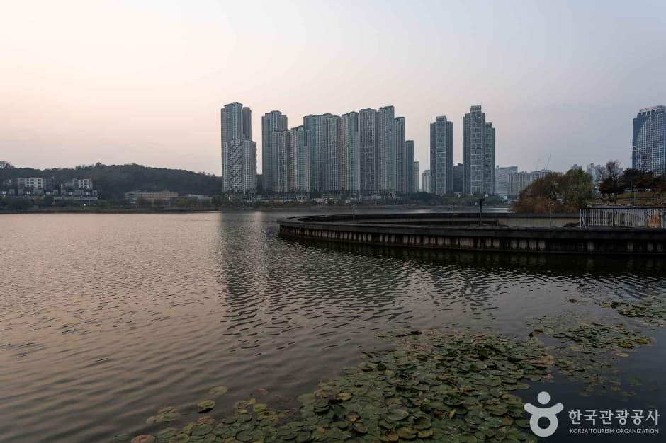 Gwanggyo Lake Park (광교호수공원)