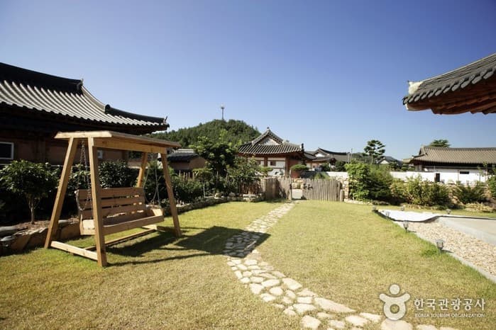 Dalbit Hanok Suryuhwagae [Korea Quality] / 달빛한옥 수류화개 [한국관광 품질인증]