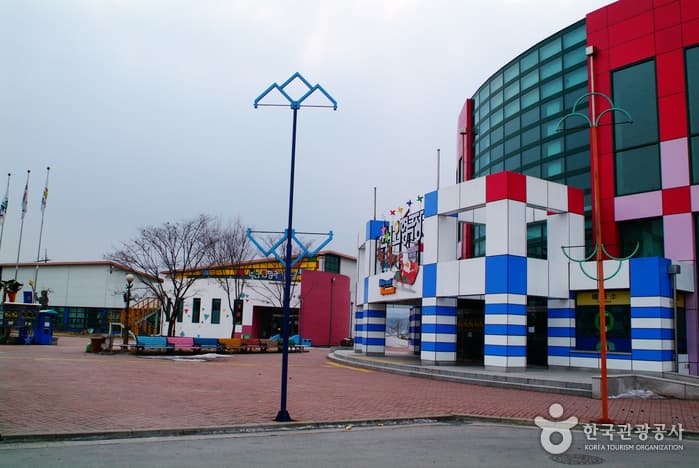 Chuncheon Puppet Theater & Puppet Museum (춘천인형극장&인형극박물관)