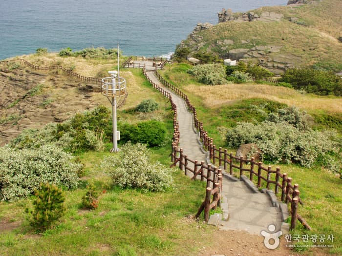 Sanbangsan Mountain (Jeju) (산방산(제주))