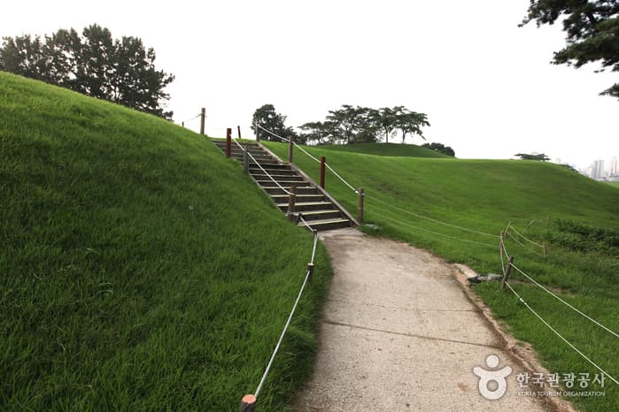 Seoul Mongchontoseong Earthen Fortification (서울 몽촌토성)