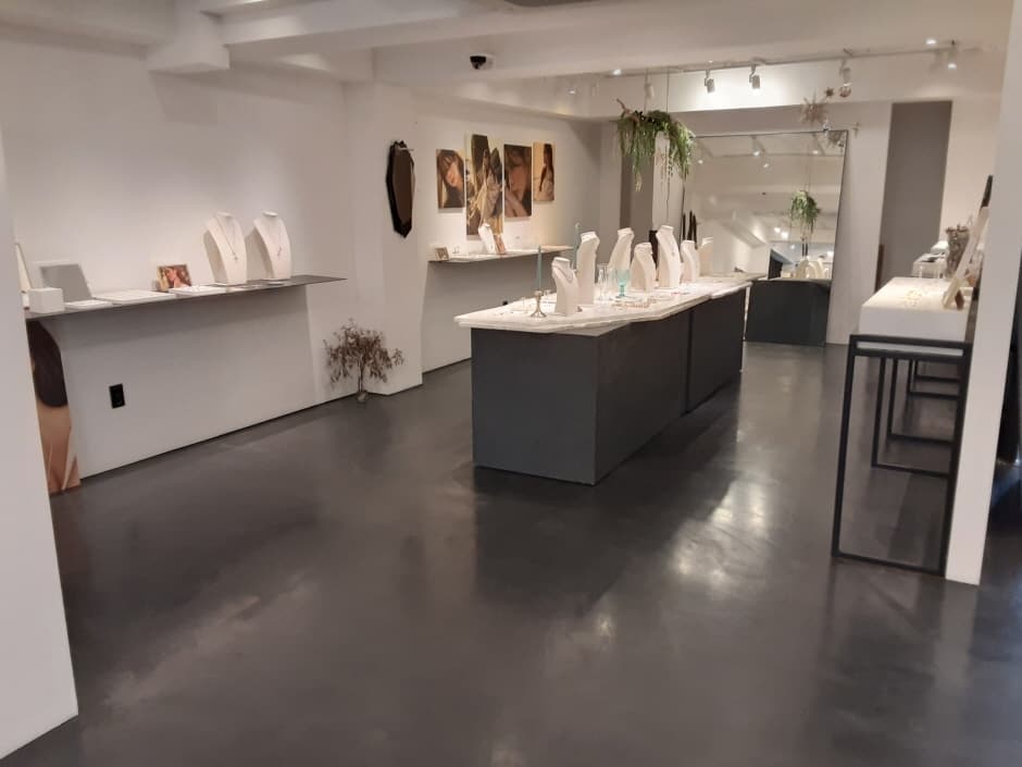 MZUU - Garosu Branch [Tax Refund Shop] (엠주 가로수)