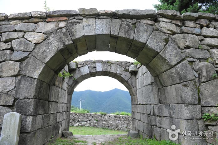 Wibongsanseong County Park (위봉산성)