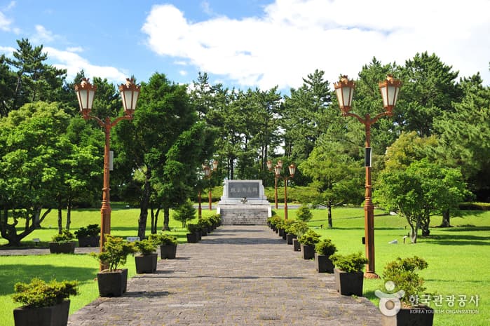 Historic Site of Anti-Mongolian Struggle in Hangpadu-ri, Jeju (제주 항파두리 항몽 유적)