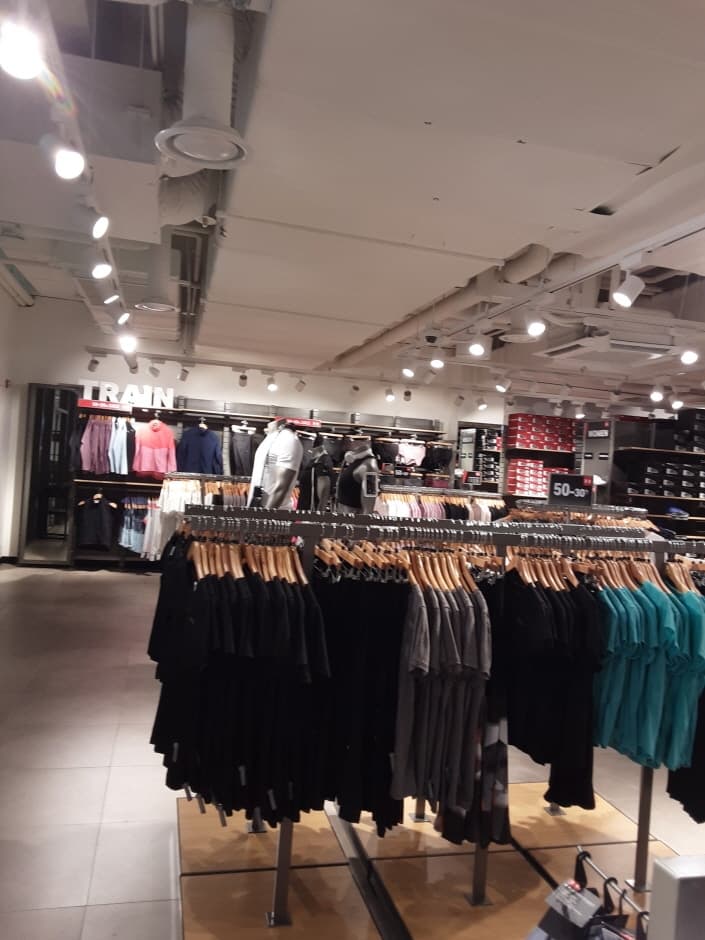 Under Armour Korea - Shinsegae Paju Branch [Tax Refund Shop] (언더아머코리아 신세계파주)