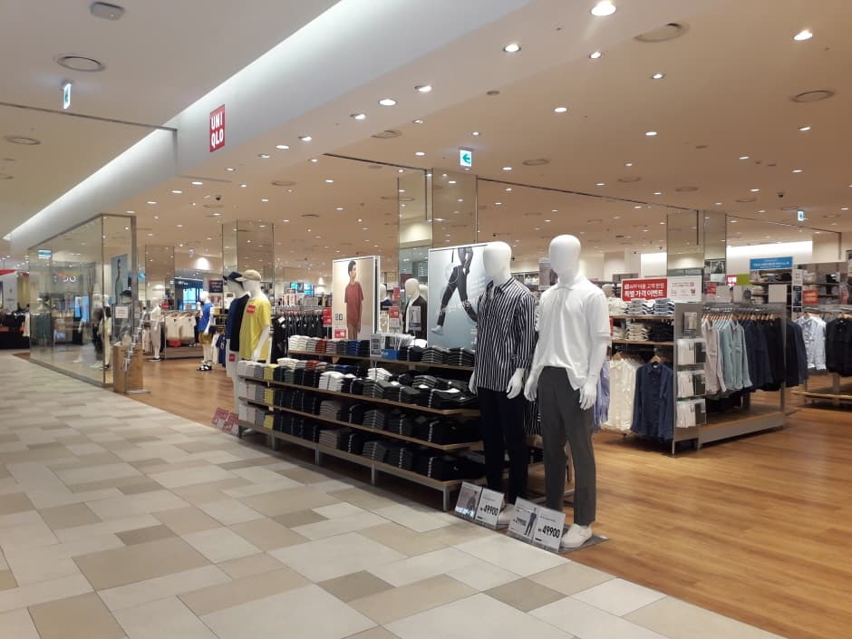 Uniqlo - Lotte Mall Gunsan Branch [Tax Refund Shop] (유니클로 롯데몰군산)