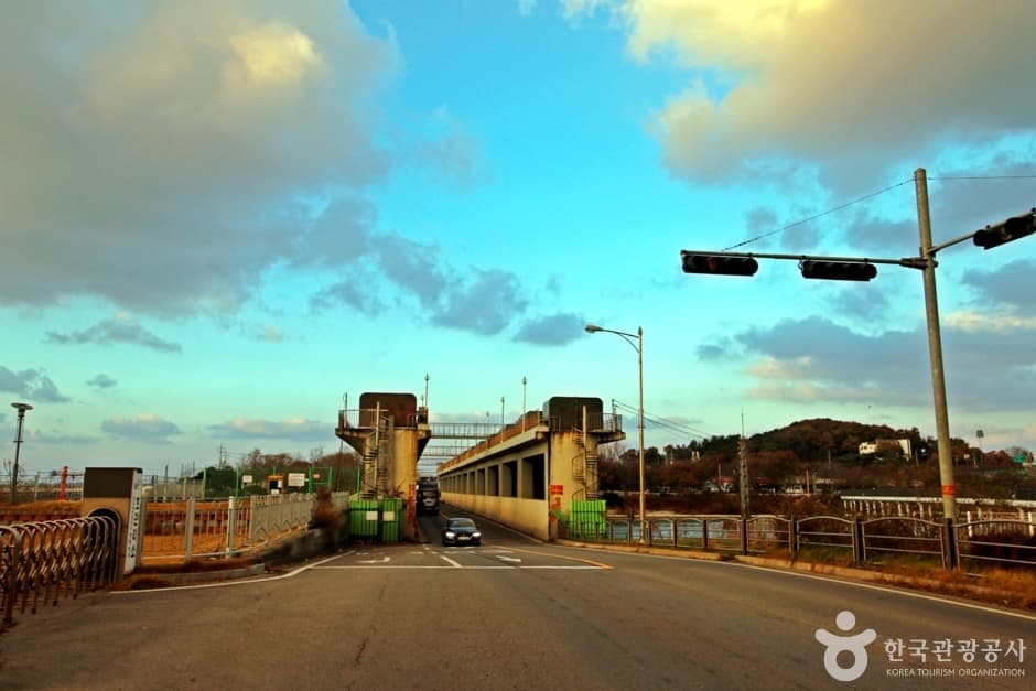 Asanman Embankment (아산만방조제)