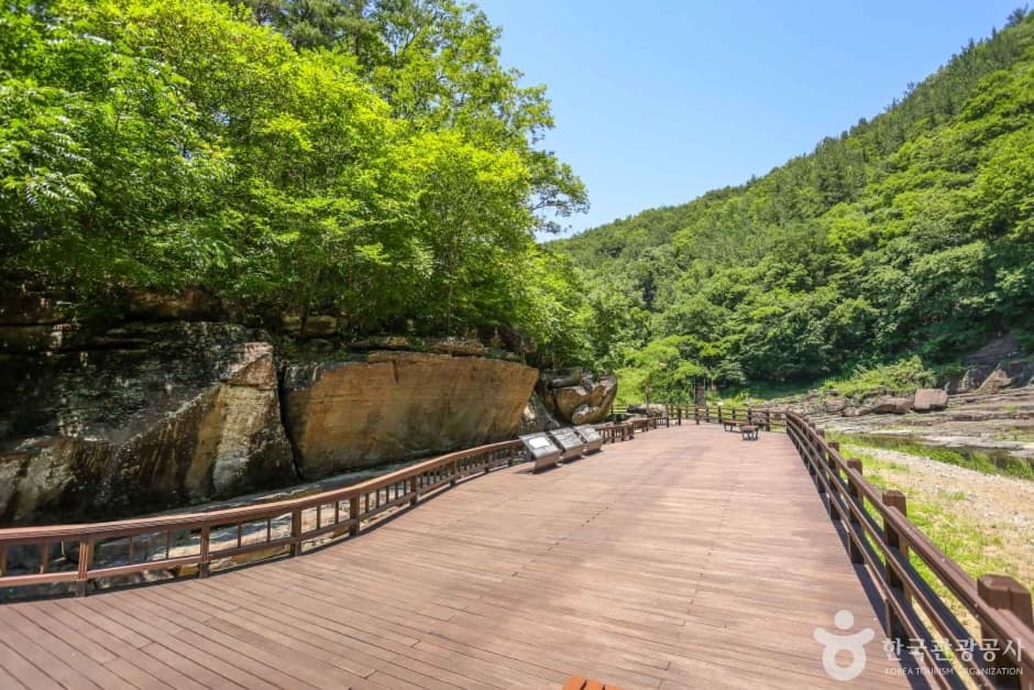 Petroglyphs of Cheonjeon-ri [UNESCO World Heritage] (울주 천전리 명문과 암각화 [유네스코 세계유산])