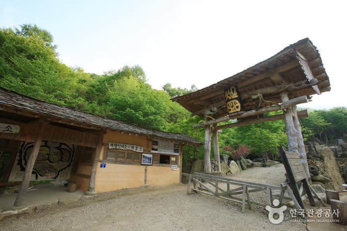 Cheonghak-dong Etiquette School Seonbi Seodang (청학동예절학교 선비서당)