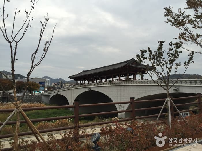 Namcheongyo Bridge Cheongyeonru (남천교 청연루)