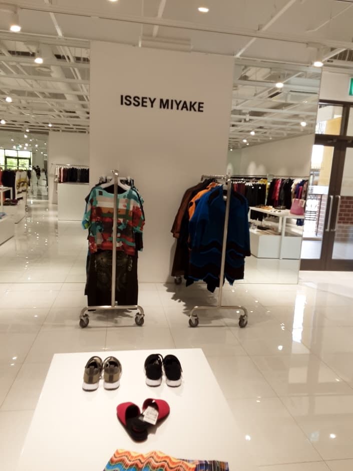 Issey Miyake - Shinsegae Paju Branch [Tax Refund Shop] (이세이미야케 신세계 파주점)