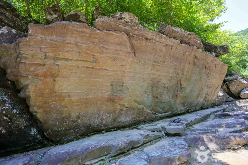 Petroglyphs of Cheonjeon-ri [UNESCO World Heritage] (울주 천전리 명문과 암각화 [유네스코 세계유산])
