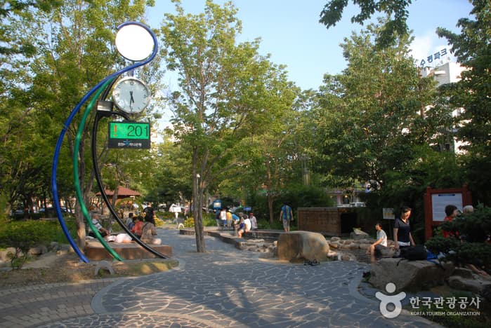 Yuseongoncheon Hot Springs (유성온천지구)