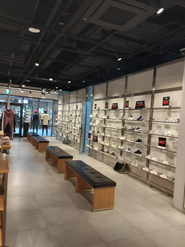 Onitsuka Tiger - Shinsegae Paju Branch [Tax Refund Shop] (오니츠카타이거 신세계파주)