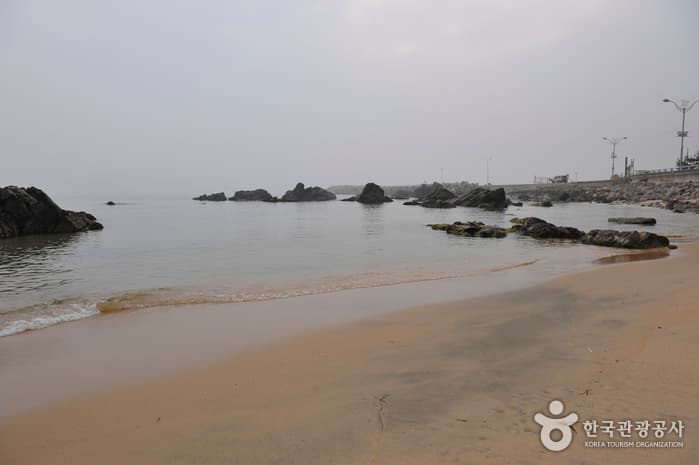 Jageunhujinhaebyeon Beach (작은후진해수욕장)