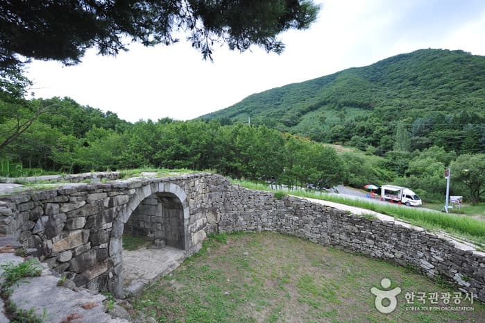 Wibongsanseong County Park (위봉산성)