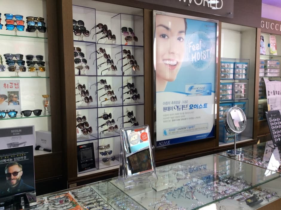 New World Eyewear [Tax Refund Shop] (뉴월드안경 제주이도)