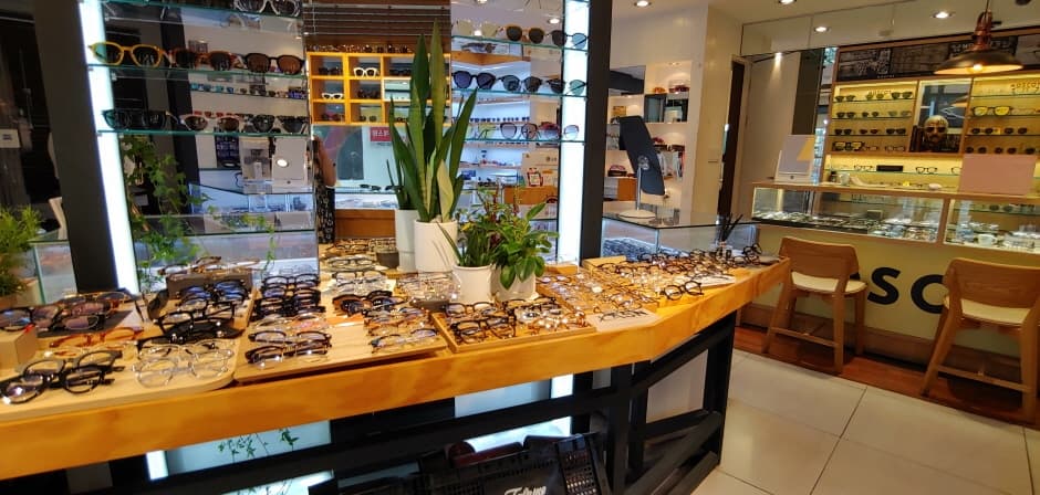 Colors Optical Store - Hongdae Branch [Tax Refund Shop] (컬러스안경 홍대)