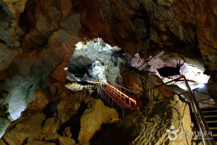 Gossigul Cave [National Geopark] (고씨굴-강원고생대 국가지질공원)