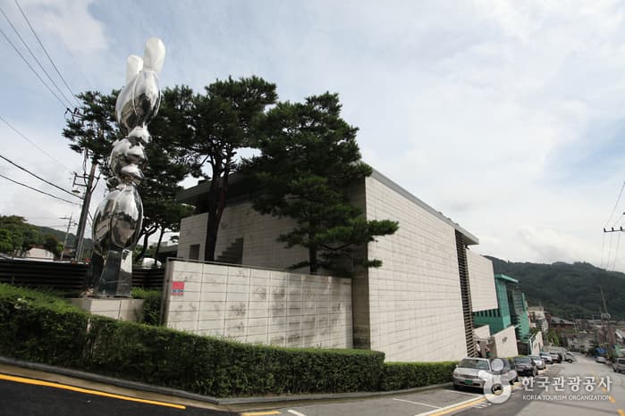 Gana Art Center (가나아트센터)