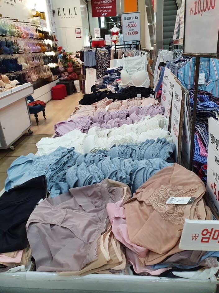 Elle - Lotte Factory Gasan Branch [Tax Refund Shop] (엘르 롯데팩토리 가산)
