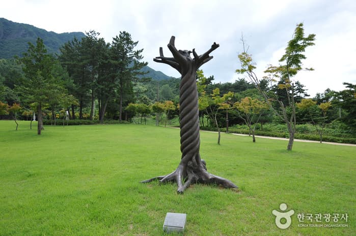 Naejangsan Sculpture Park (내장산조각공원)