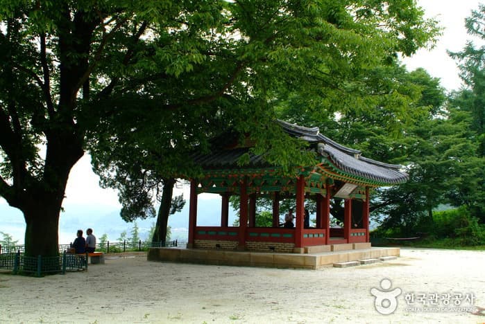 Hwaseokjeong Pavilion (화석정)
