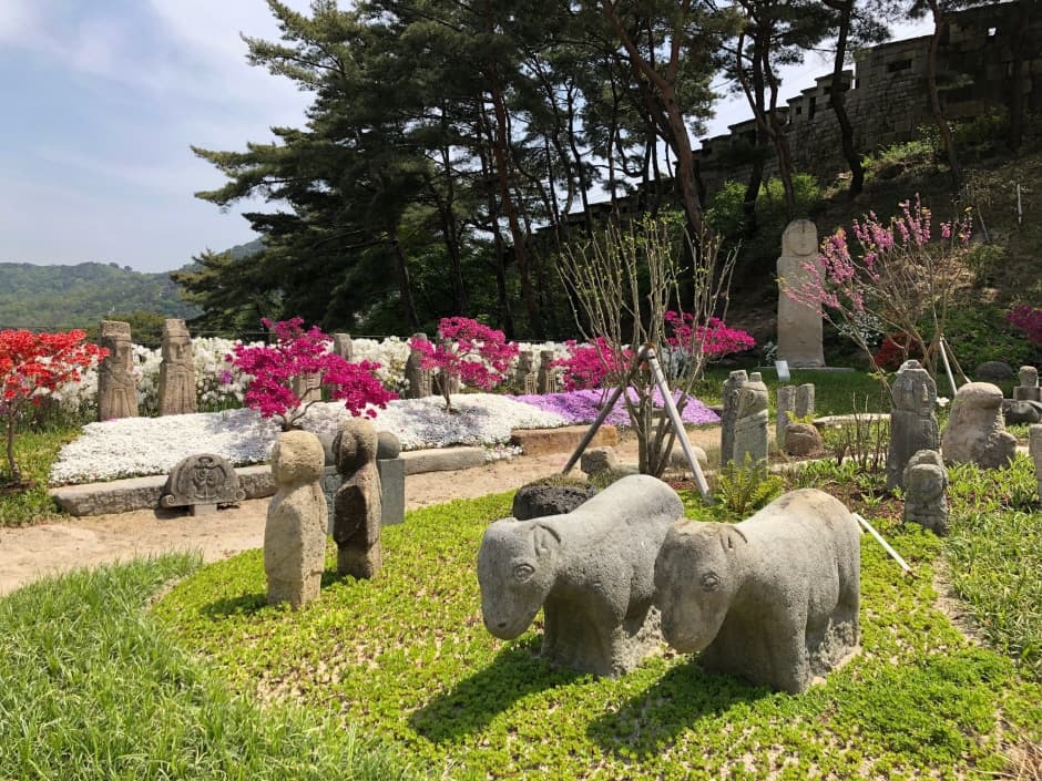Mok In Museum Mok Seok Won (목인박물관 목석원)
