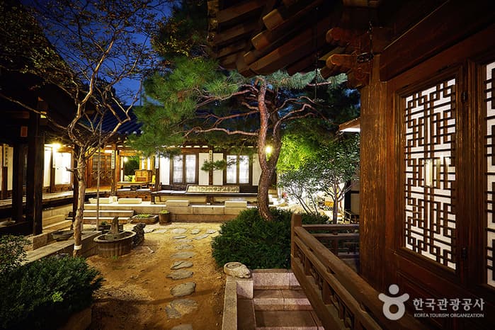 Rakkojae Seoul Bukchon Hanok Hotel (락고재 서울 북촌 한옥호텔)